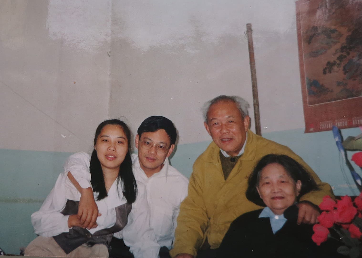 艾曉明的弟妹（左）與弟弟（左2）、父親（右2）、母親（右）的合照。（艾曉明提供）
