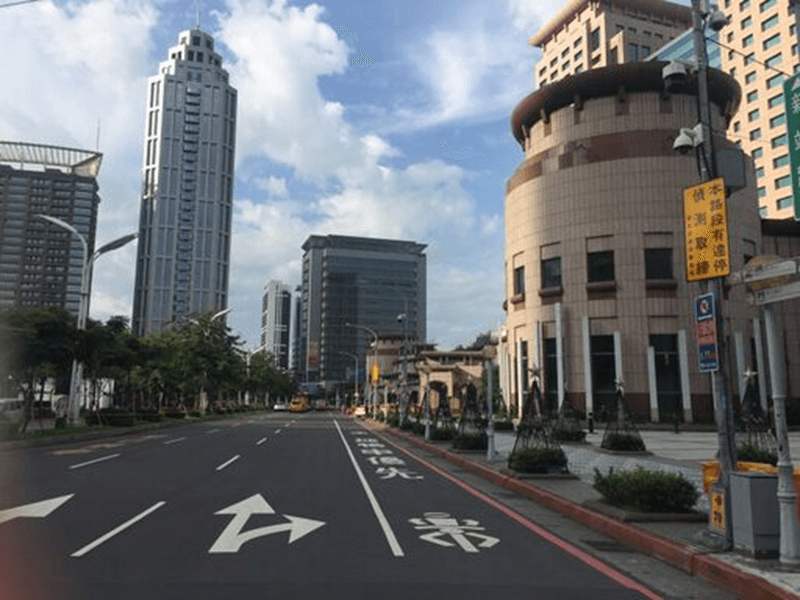 新北交大以評估開放停車合理性，取代以往開單作為。（翻攝畫面）