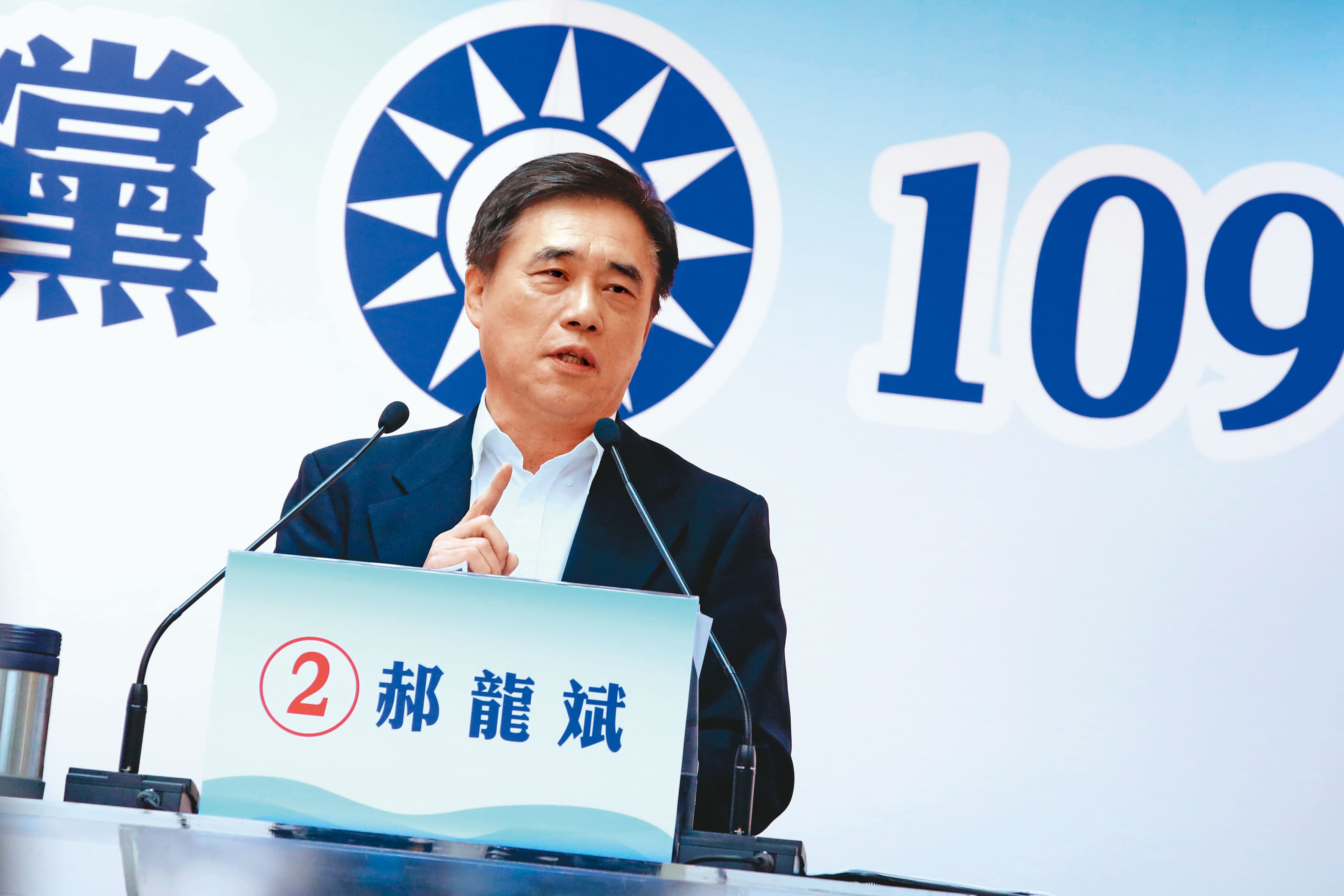 郝龍斌雖熟悉黨內組織，但面對大連艦隊全力挺江，選情陷入緊繃。
