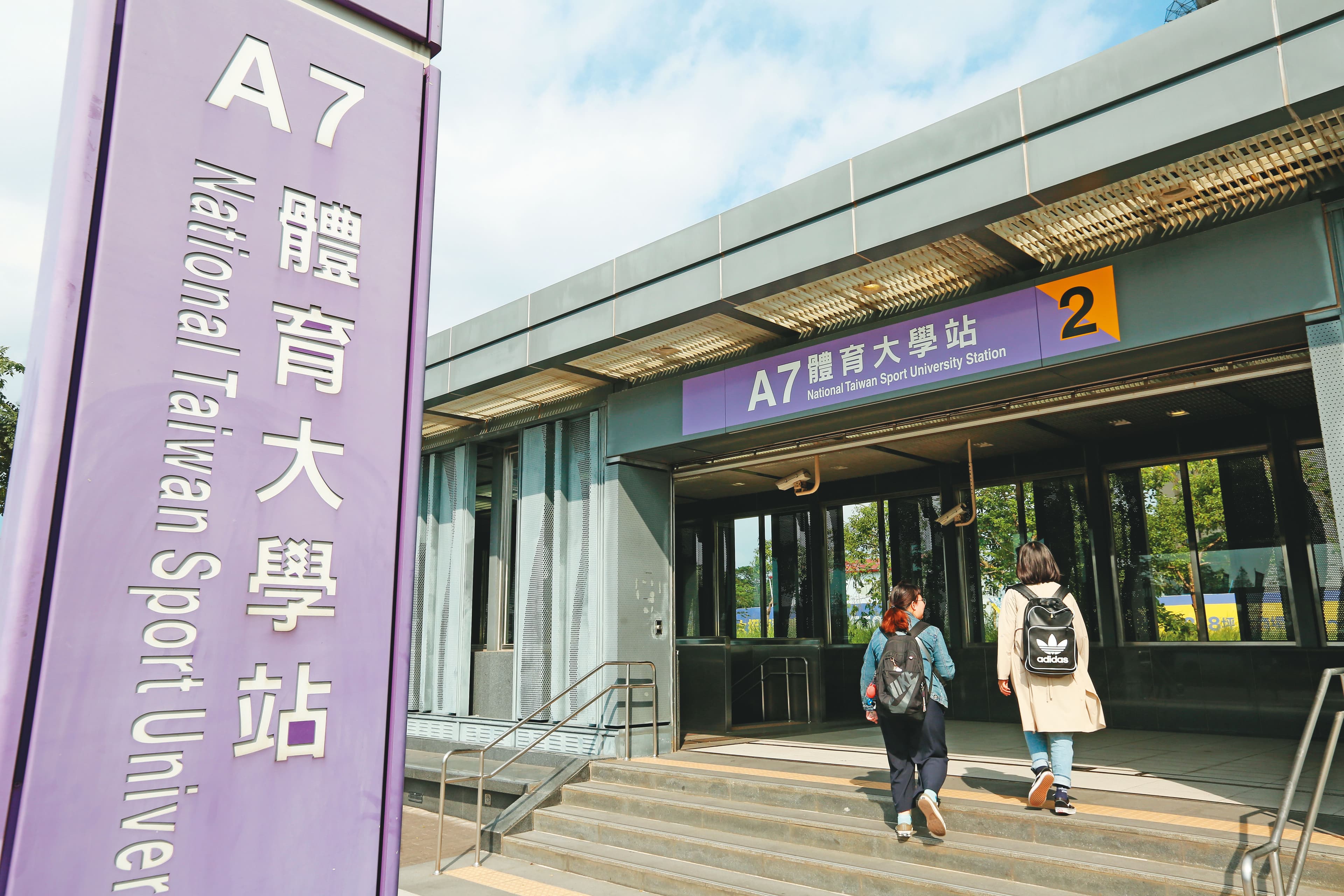 邱皙穎曾因桃園機場捷運A7站土地整合案，遭法院判賠1190萬元給建商。