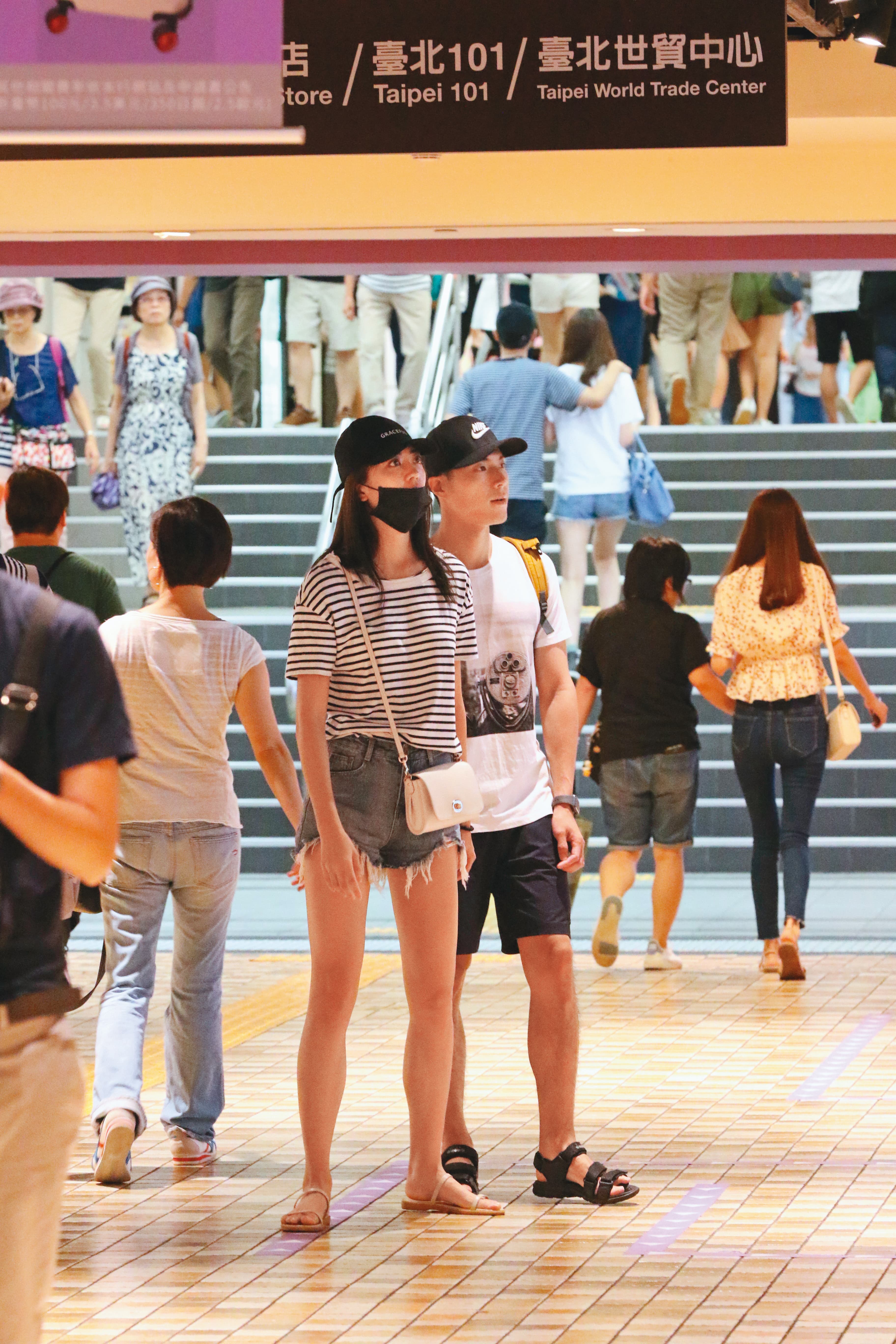 	去年8月，本刊拍到陳育涵和唐振剛（右）約會，兩人不僅牽手、擁抱，還到男方家共度13小時。