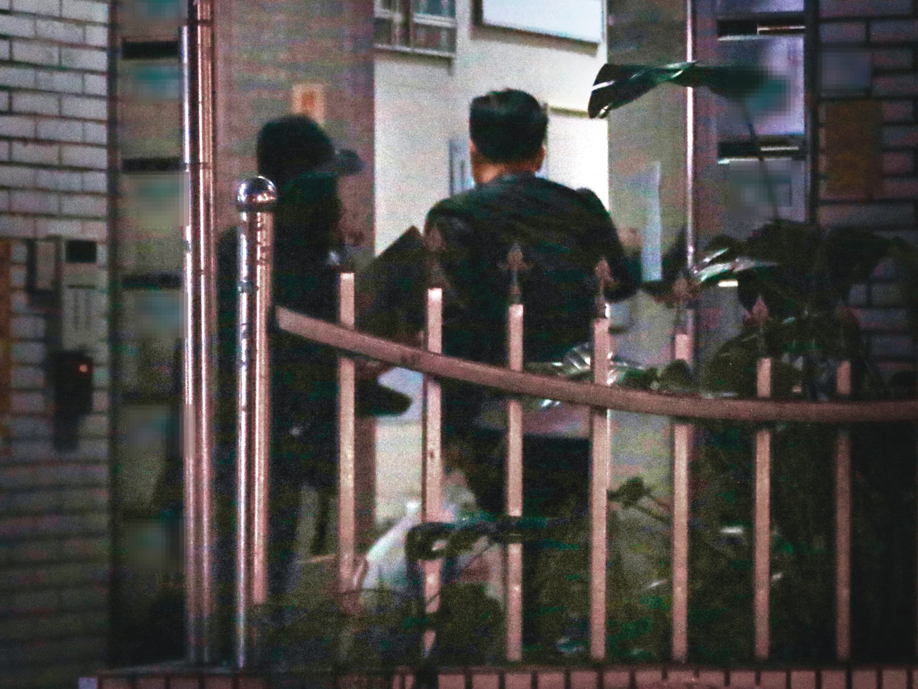 2／12 20：22，陳育涵（左）一到目的地，先將行李、筆電拿到皮衣男家置放。