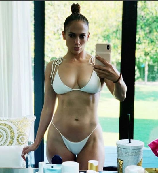 昨J.Lo在IG分享比基尼自拍照，讓粉絲直呼「好辣」。（翻攝自J.Lo IG）