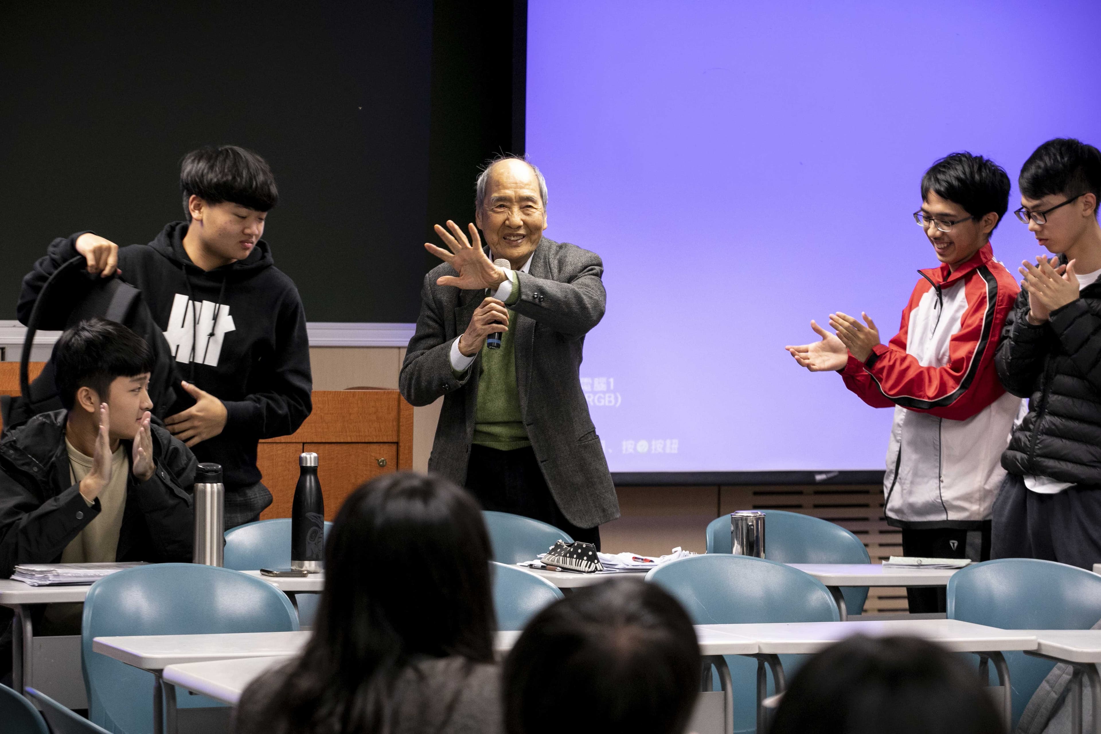 3小時課程，張則周通常安排2小時分組討論，讓來自不同科系的同學們彼此交流。