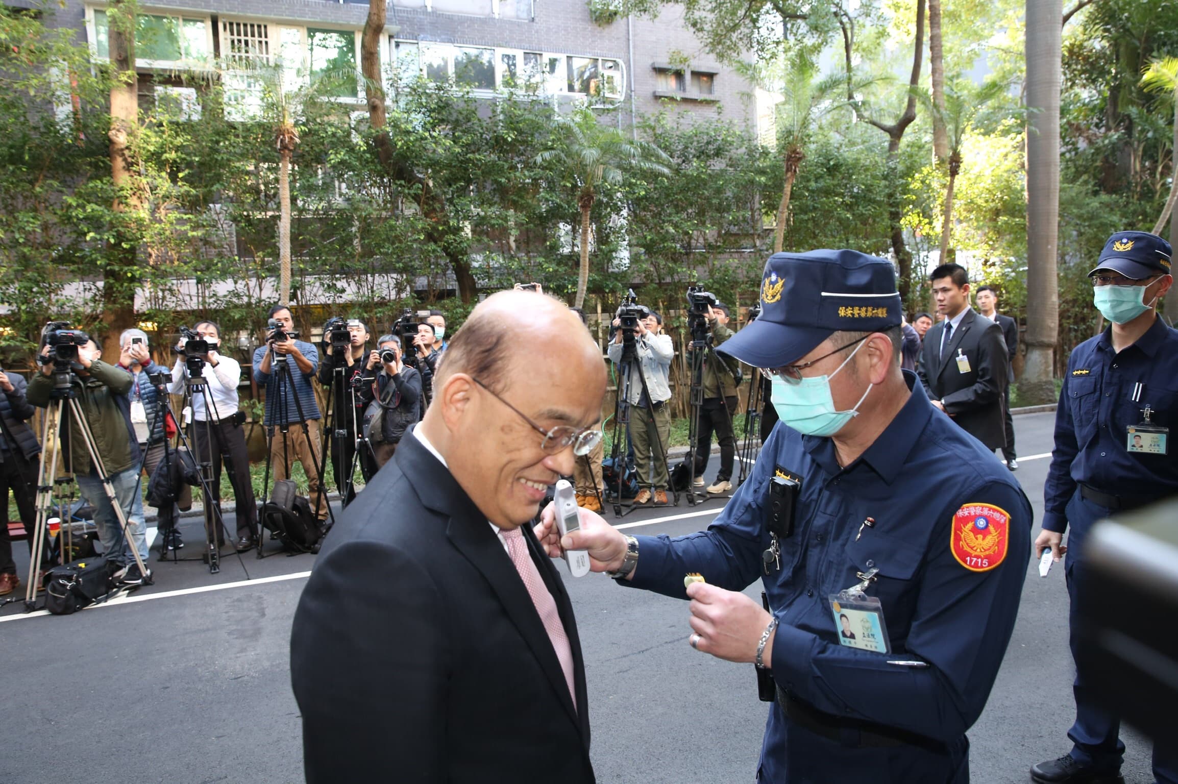 行政院長蘇貞昌抵達立法院議場時，由立院駐衛警為他量測體溫。
