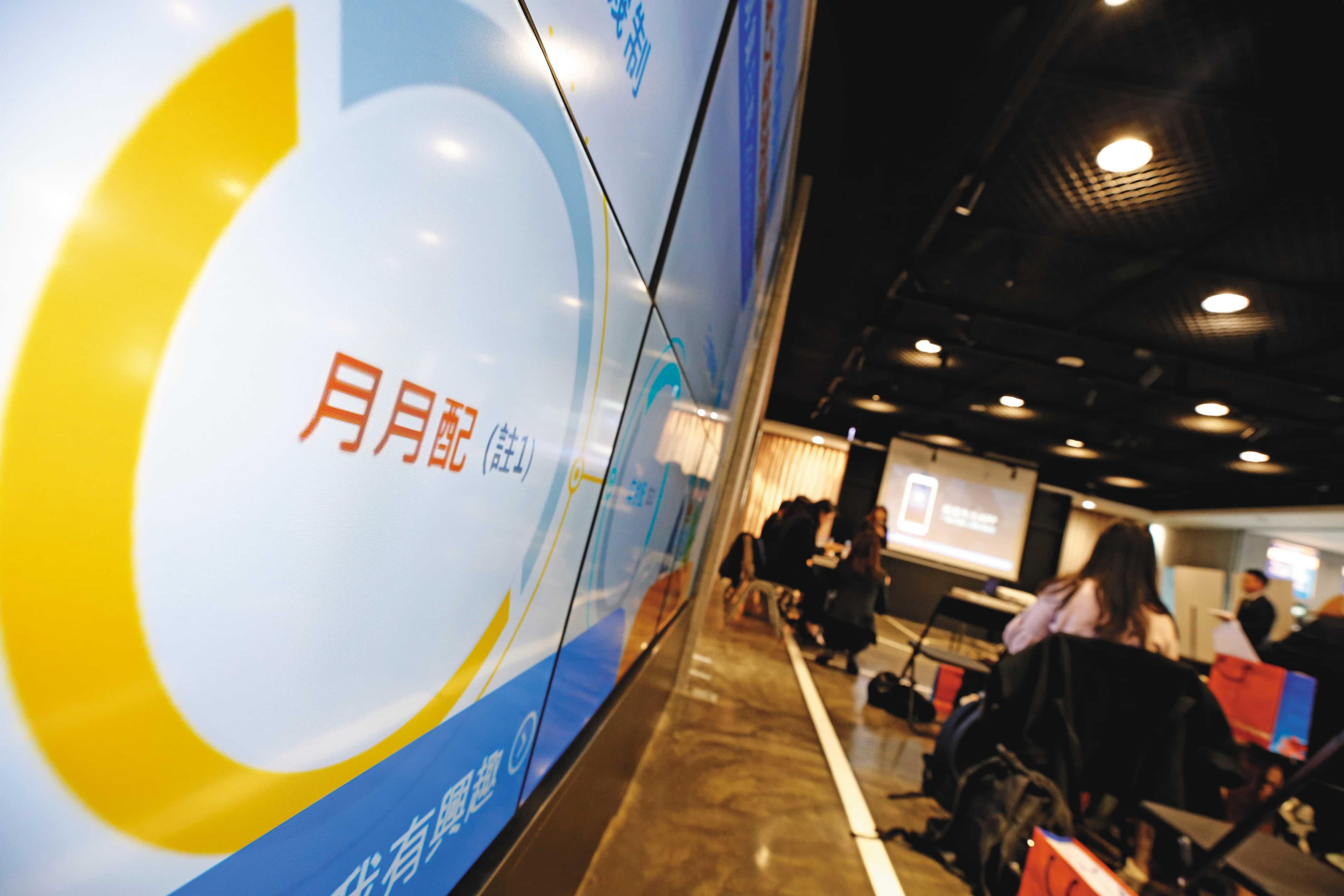 年金改革迫使民眾積極面對退休金問題，慎選月配商品，方便資金運用。