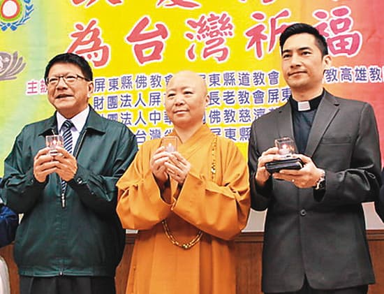 釋見引（中）在屏東十分活躍，常出席各種活動。左為屏東縣長潘孟安。（屏東縣政府提供）