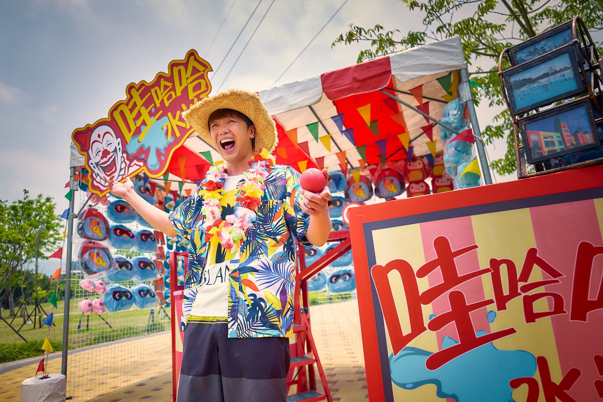 小鬼特地來客串演出遊樂園攤主，連拍6小時笑到嘴巴痠。（藝起娛樂提供）