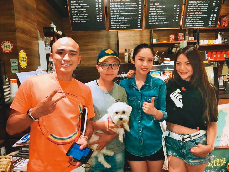  亭恩（右二）多方嘗試演藝路，除了當過舒淇的替身，也做過節目主持。左一為小馬，右一為小甜甜。（翻攝自亭恩臉書）