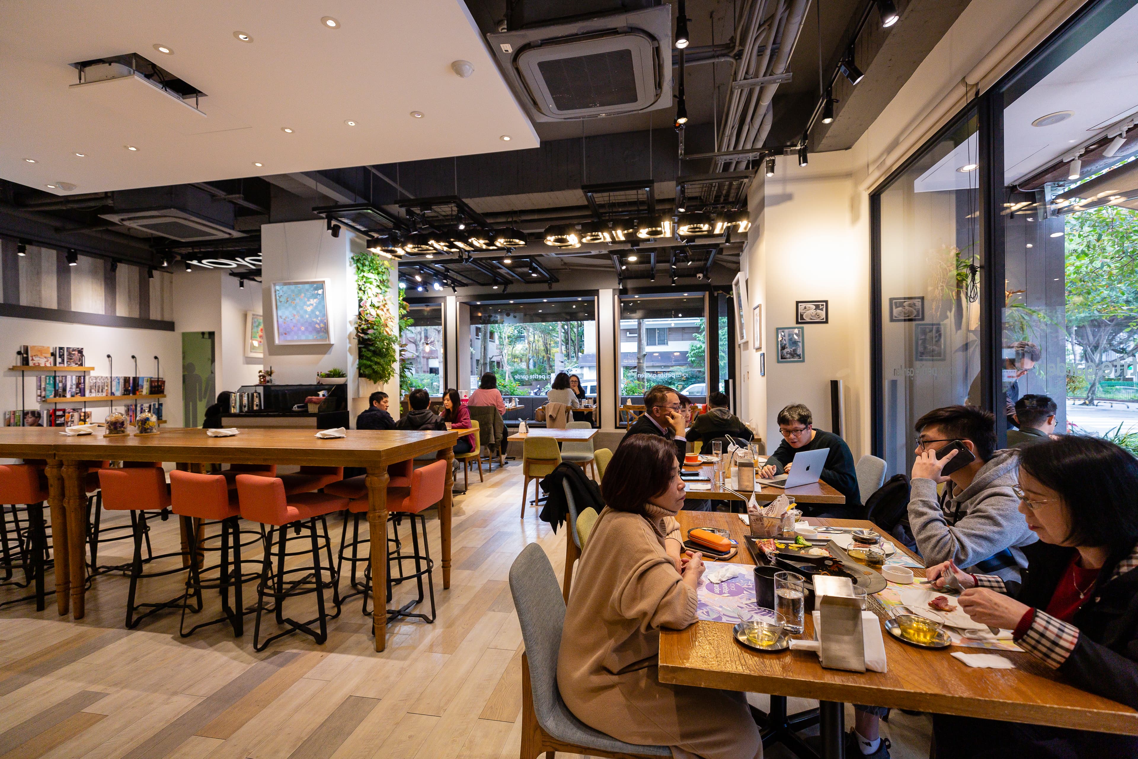 「老爺．小花園」憑著好喝的咖啡及美味餐點，總是吸引許多人到店內消費。
