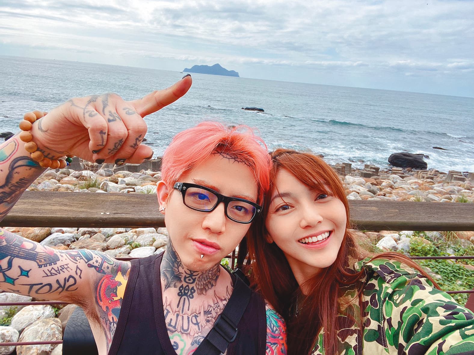 謝和弦和老婆Keanna撕破臉後，即大方認愛莉婭（右），兩人工作時常黏在一起，完全不在乎外人的眼光。（讀者提供）