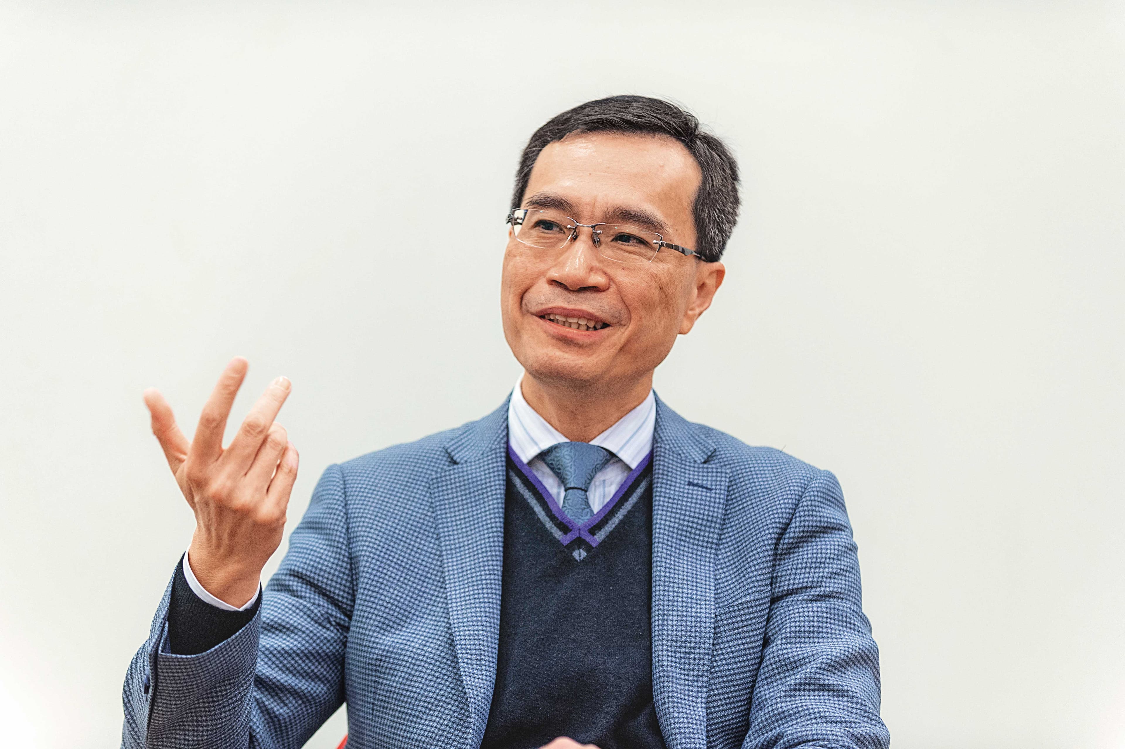 社群媒體發達，讓半真半假的訊息一天之內流傳千里。十七年前也曾參與抗SARS的香港「港島東醫院聯網」總監陸志聰（圖），一天有三分之一時間在處理假訊息。