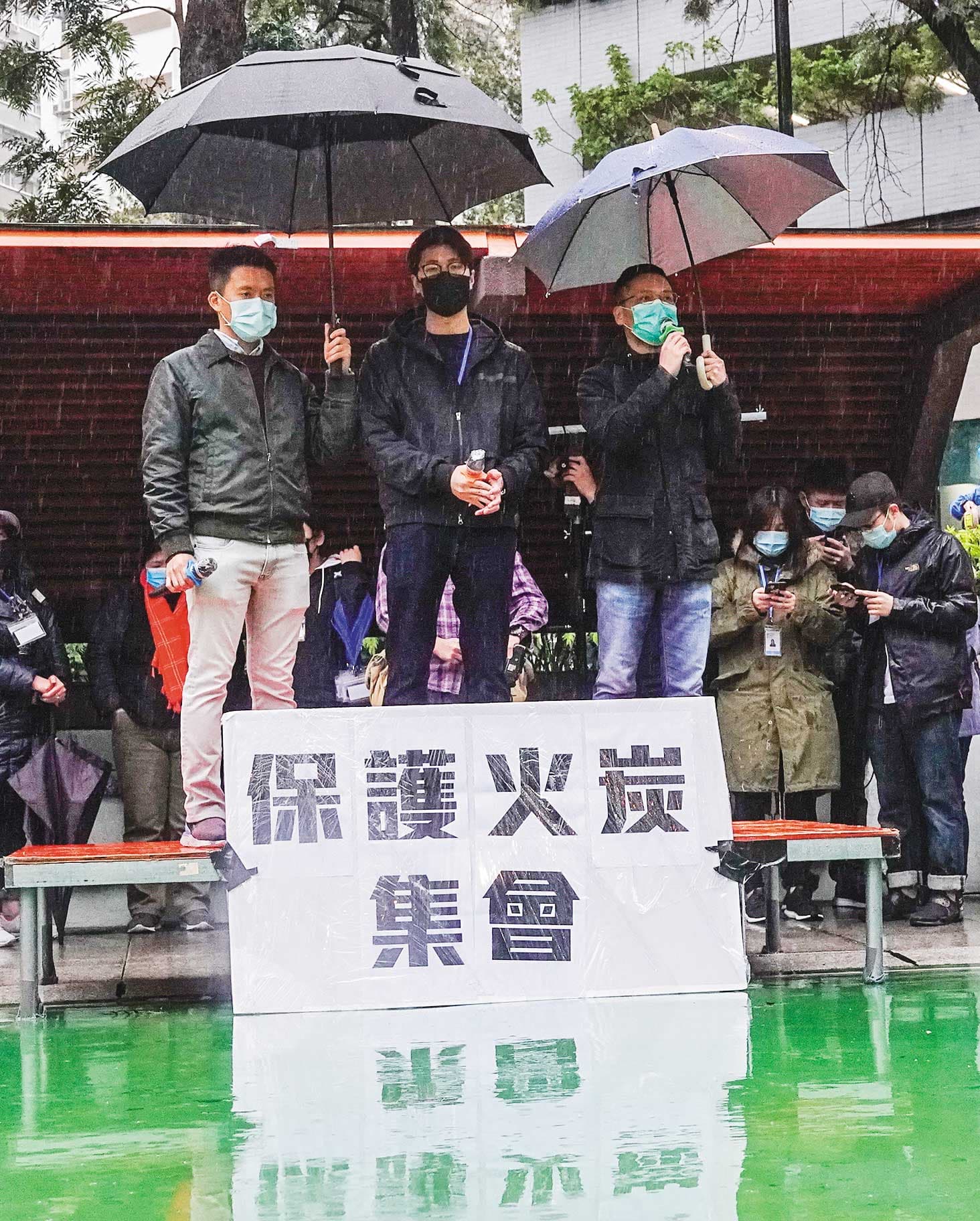 缺乏事前溝通便徵用公屋作為武漢肺炎隔離營，讓許多民眾憤慨，也陸續引發大規模示威抗議。