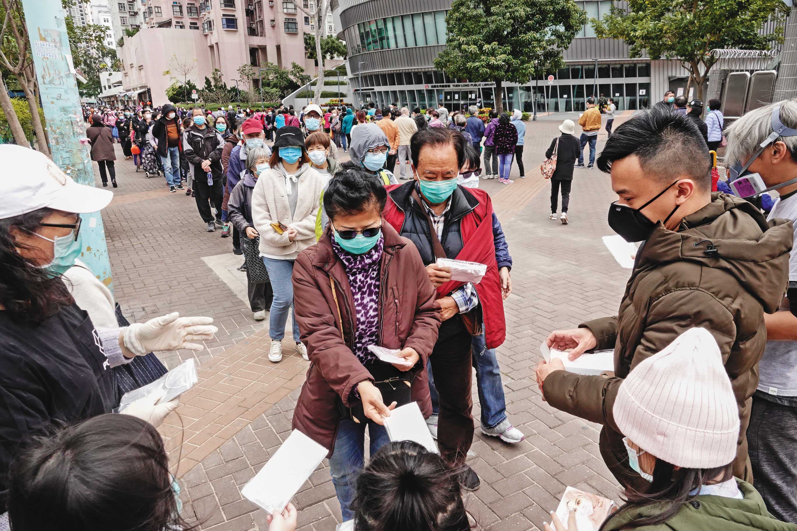 對香港政府極度失望下，港人只能另謀自救之道，像是知名政論家劉細良（圖）添購了3D列印機自製口罩，也有人集資成立口罩工廠，準備自產自救。