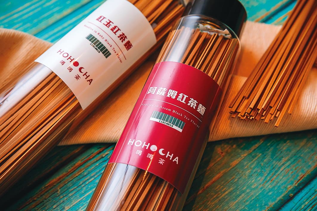 新研發的茶麵條，共有阿薩姆及紅玉紅茶兩種口味，麵條有著淡淡茶味。（200元／罐）