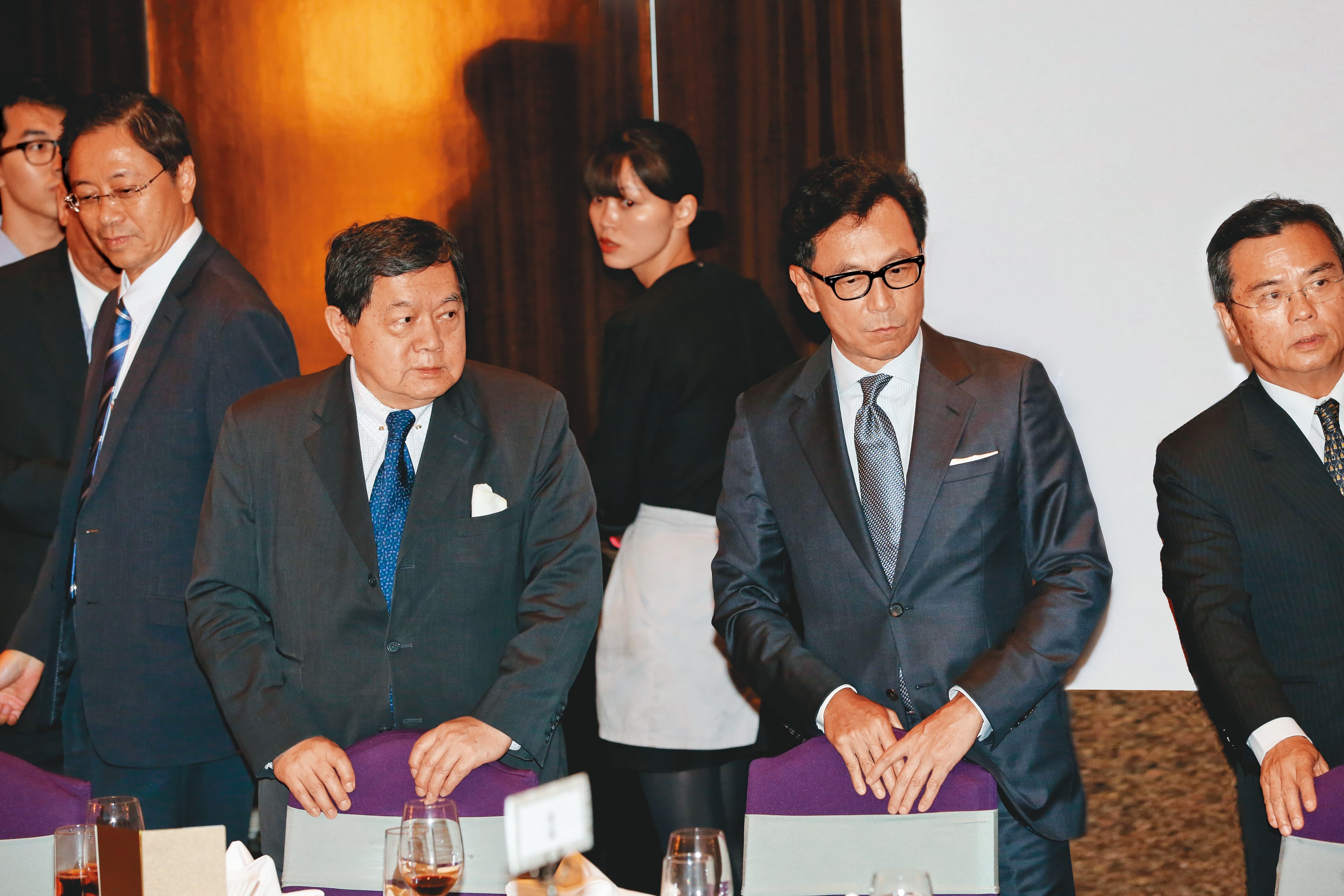 台灣大董事長蔡明忠在本次5G競標出價保守，反觀遠傳董事長徐旭東一出手，就展現非拿不可的氣勢。