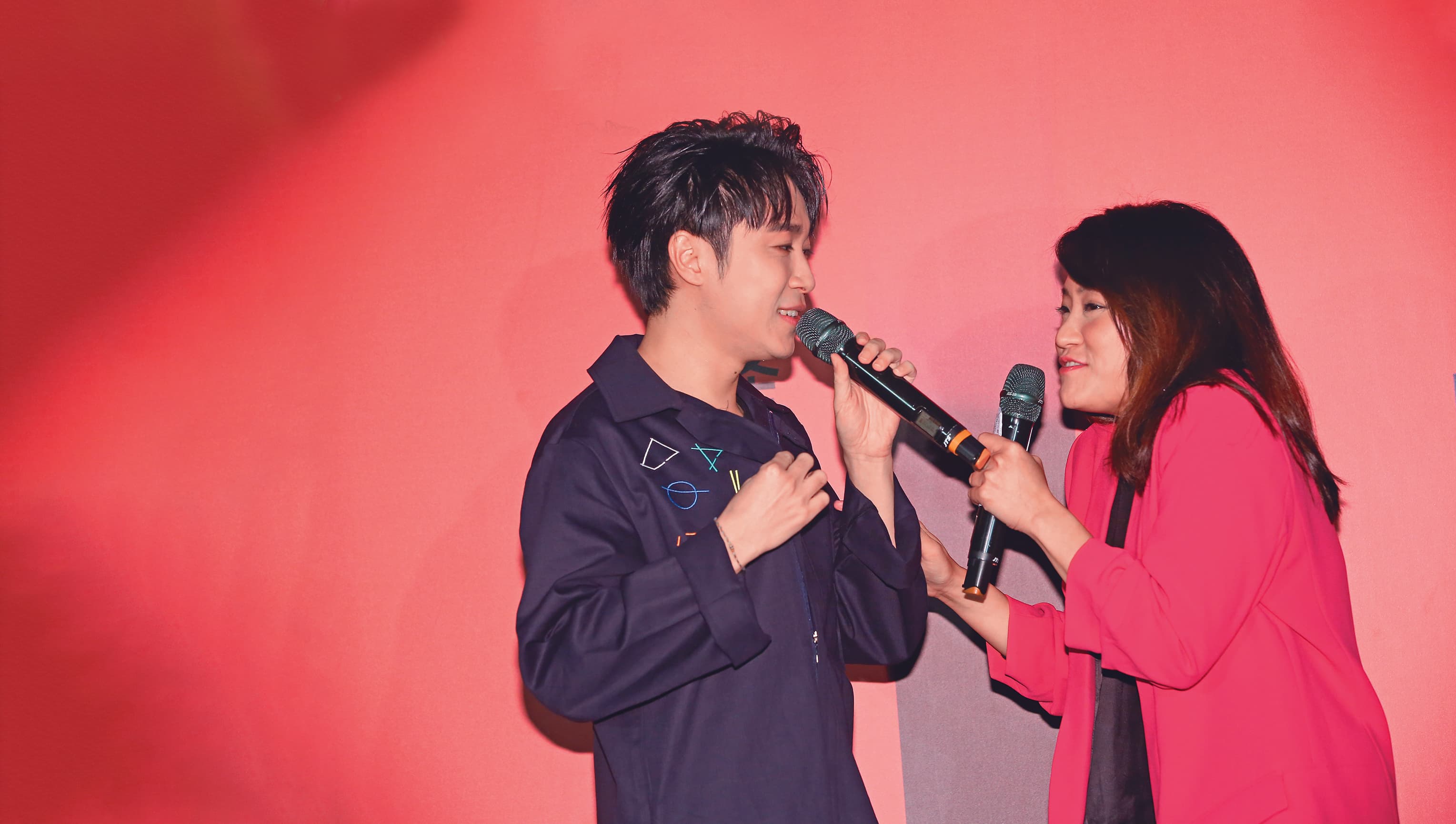 人前賣笑，不過青峰（左）也曾在演唱會透露自己的脆弱，「在這漫長的演唱生涯，每次生命幫我安排一些挫折讓我倒下的時候，我是不可能站起來的，可能會選擇離開。」右為海裕芬。