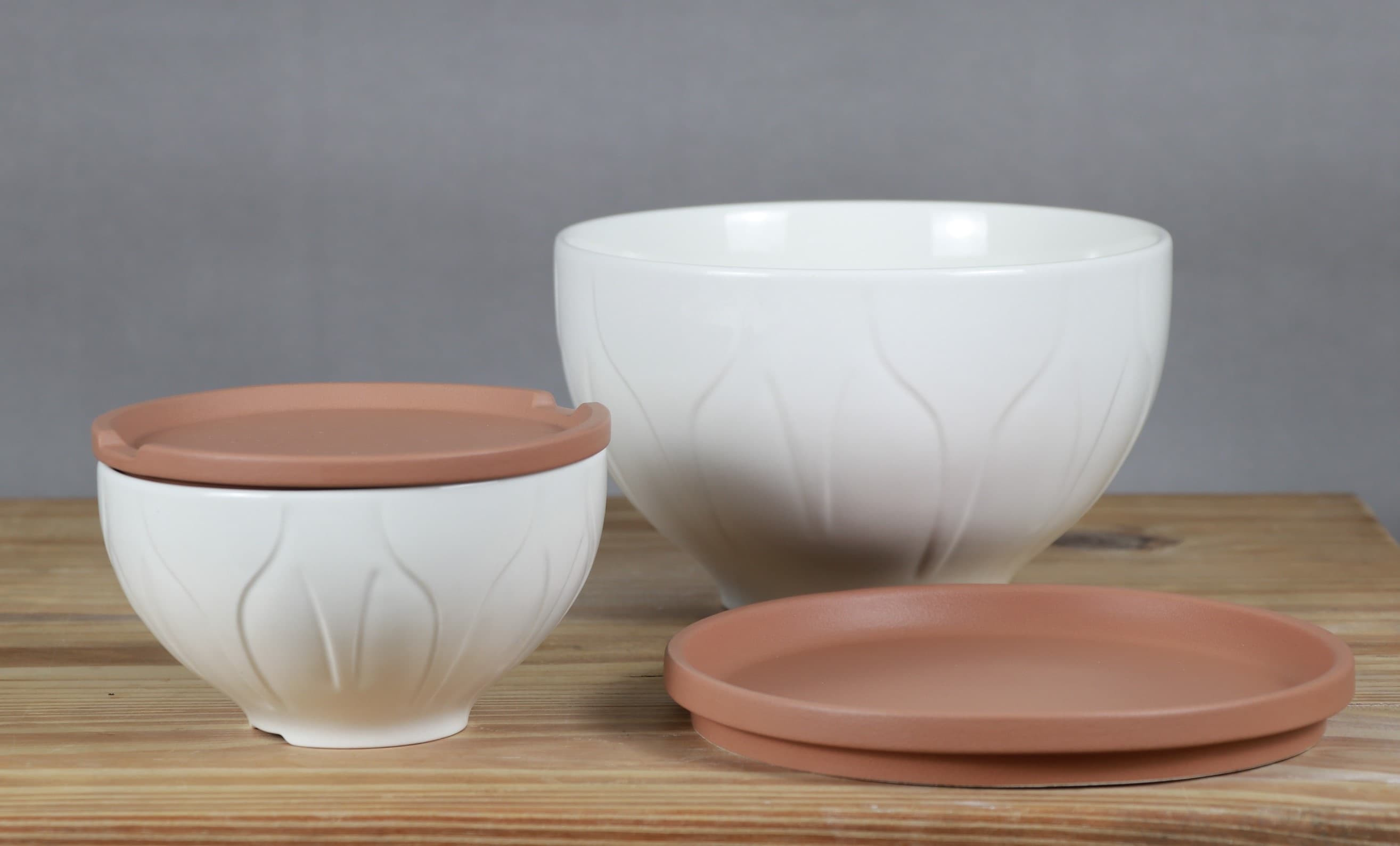 今年推出《鶯歌Bowl》大、小兩款梅甕，大款可做為沙拉碗、湯碗；小碗加上蓋子與黏扣帶，變成便當盒。（新北市立鶯歌陶瓷博物館提供）