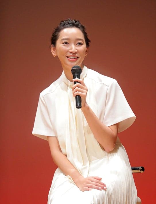 渡邊杏上週出席活動，手上已不見婚戒。（網路圖片）