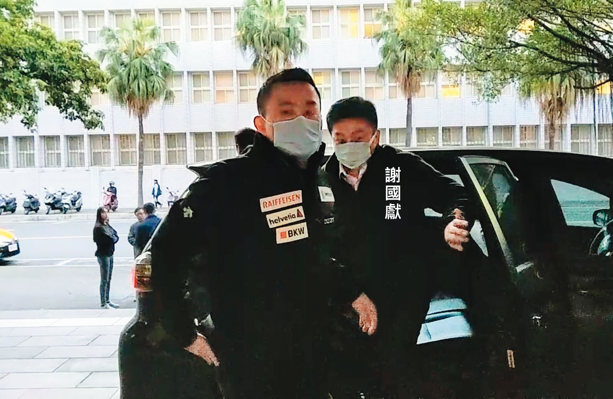 檢警偵辦黑道介入長榮案，2月17日台北地檢署傳訊老三張國政連襟謝國獻到案說明，主要是檢警查出犯案小弟金流與謝有關。左為承辦員警。