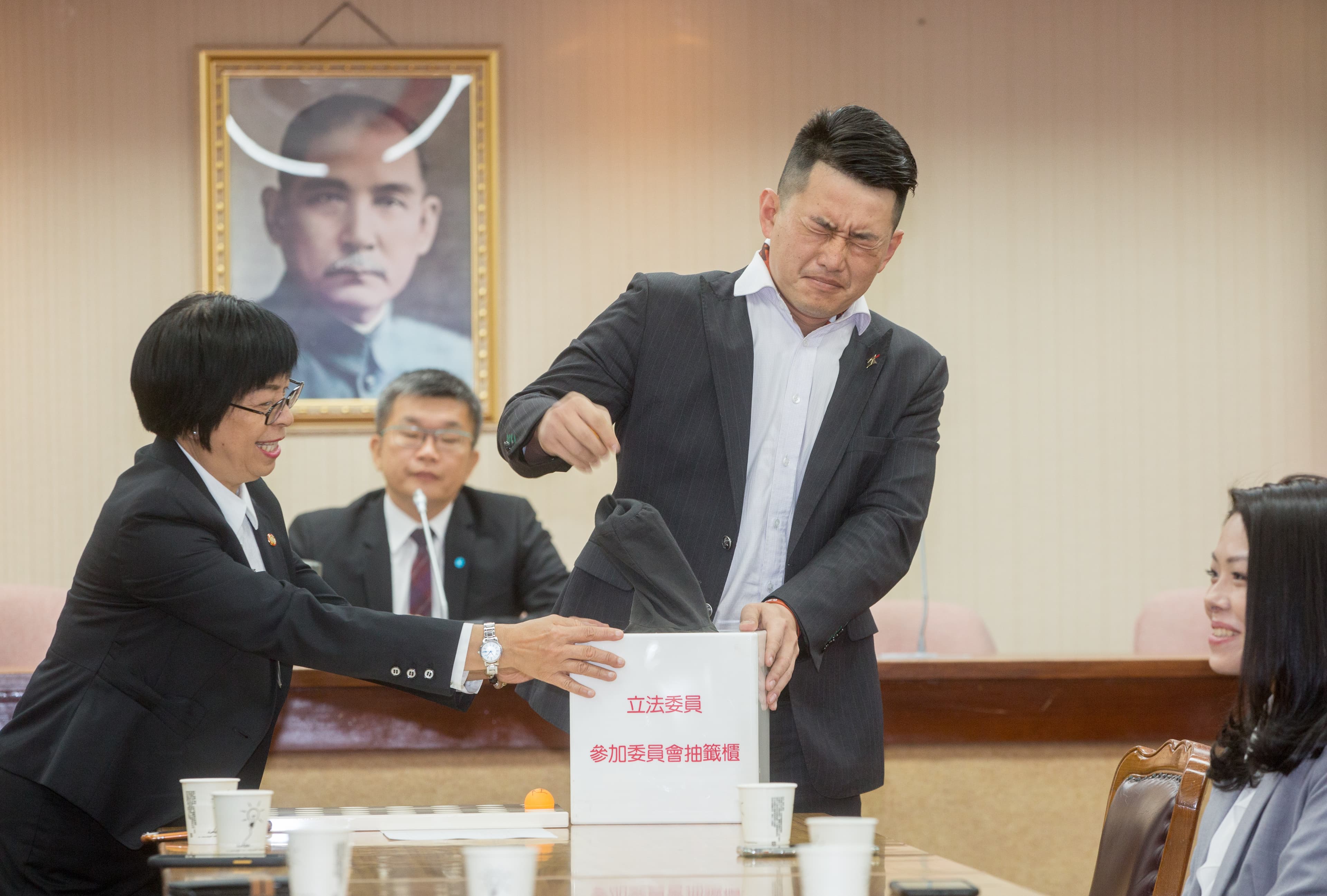 台灣基進立委陳柏惟抽到財政，但和時力立委陳椒華換到外交國防委員會。
