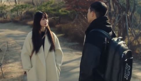 朴敘俊在劇中與初戀權娜拉在公園中談心時即背著匠心系列背包。（翻攝自網路）