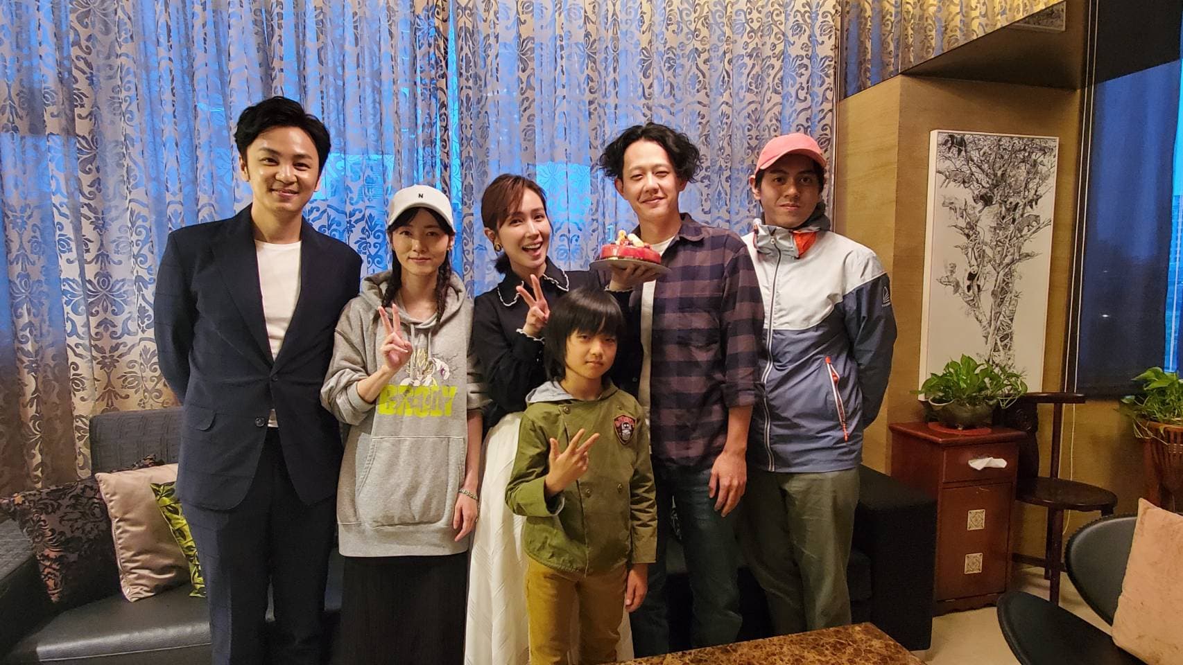 小薰(中)與《76号恐怖書店》張書偉、饒星星等演員與導演莊絢維（右二）一同慶生。（七十六号原子提供）