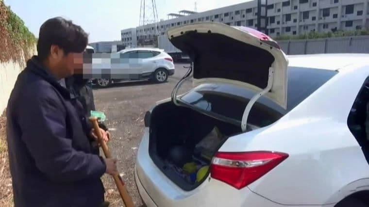 警方在集團成員車內起獲球棒等物。（翻攝畫面）