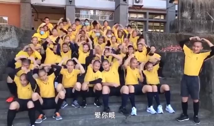 接受明道援助的小朋友拍攝祝福影片。（圖／恆星影業提供）