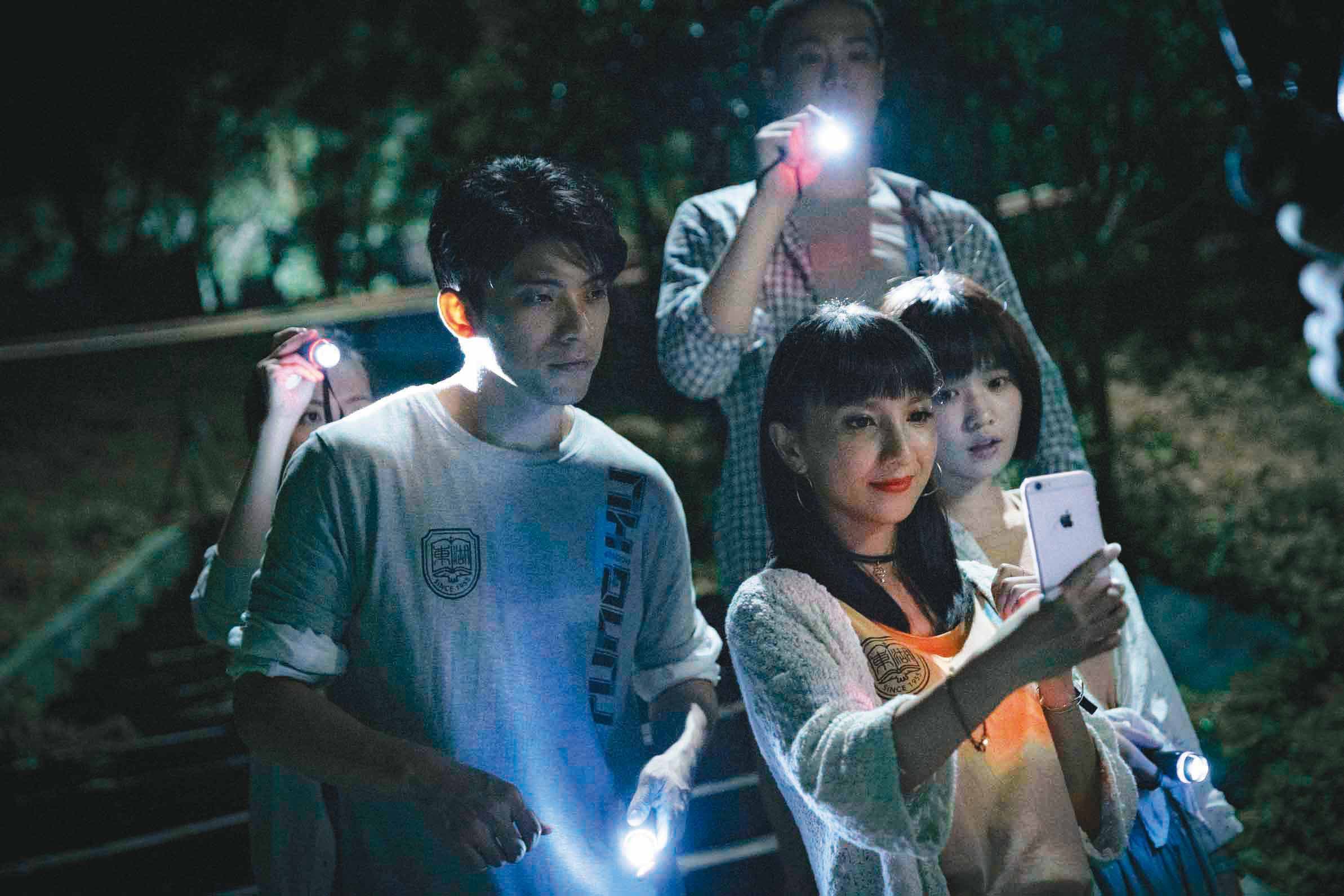 電影選角以演技為考量，演員林哲熹（前排左起）、張寗、嚴正嵐等都是演技受肯定的新生代演員。片中使用不少手機鏡頭畫面。（傳影互動提供）