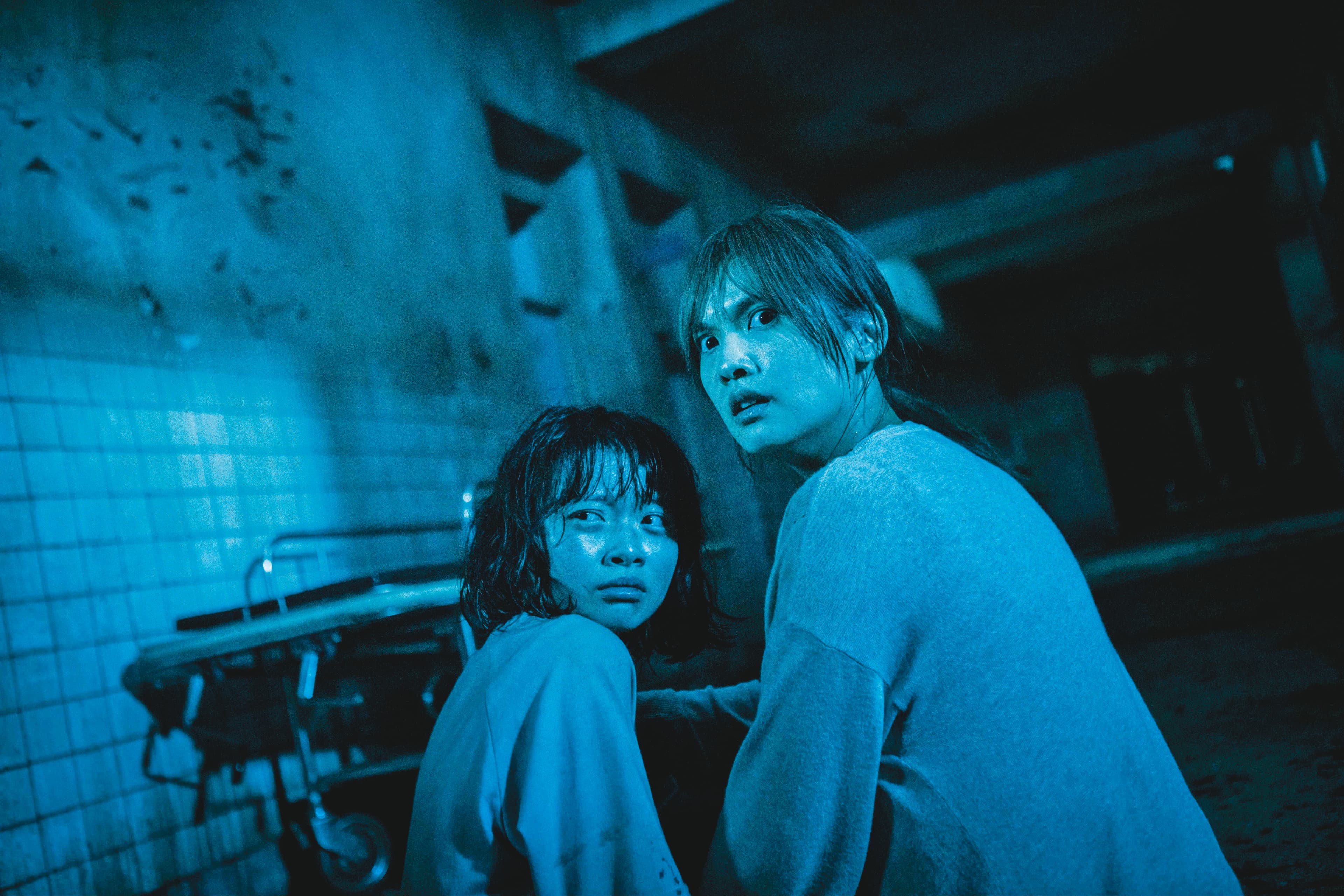 楊丞琳（右）、詹宛儒（左）主演的《紅衣小女孩2》有台灣本土恐怖片常見的鄉野色彩。