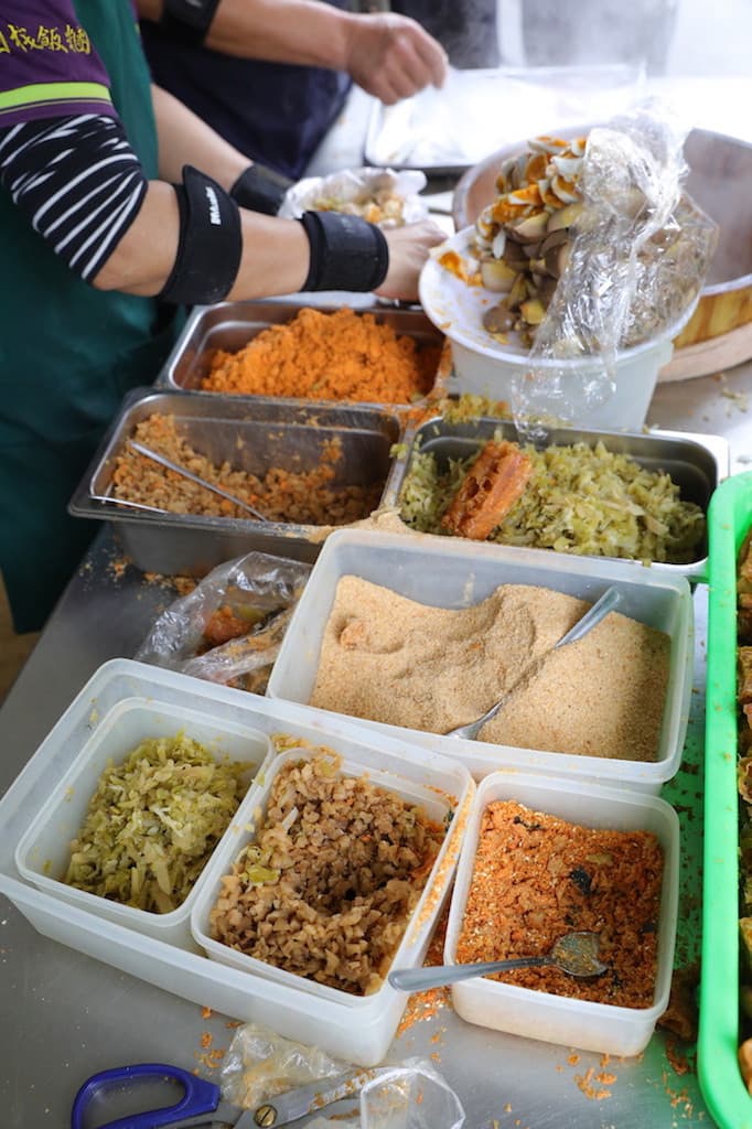 菜脯、花生白糖、肉鬆、鹹蛋和滷蛋等配料，成就一顆銷魂飯團。