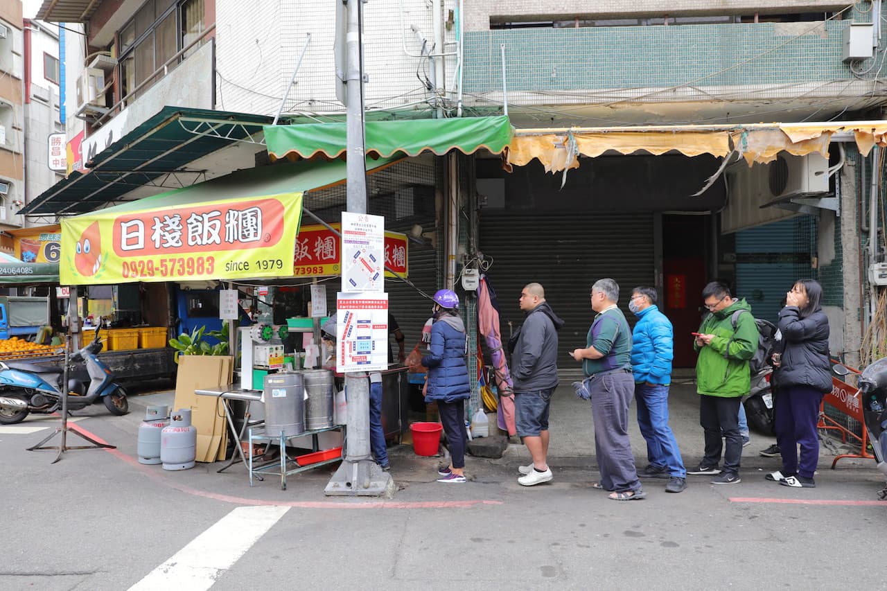 粉絲客人一大清早打哈欠排隊也要買飯團。