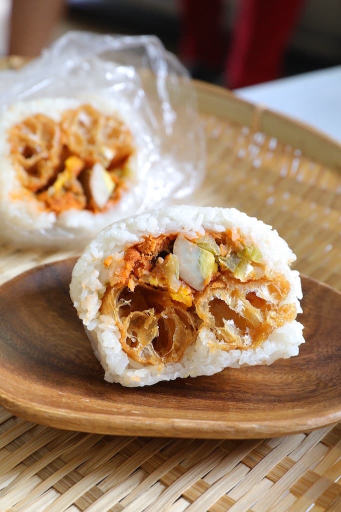 「日棧鹹蛋飯糰」餡料有常見的滷蛋，還加了鹹蛋，香鹹交織，味道有層次。