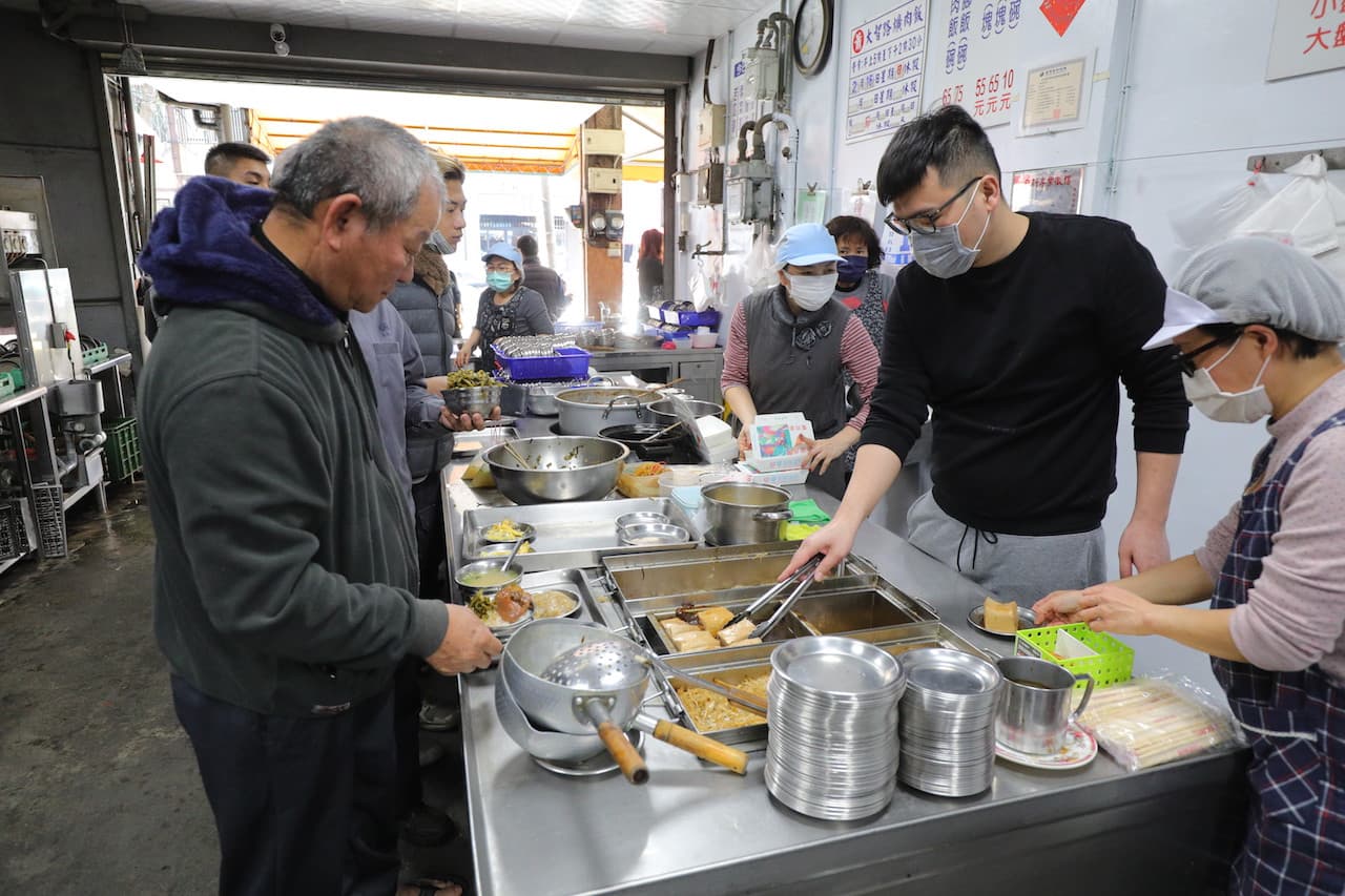 這裡用半自助餐型式點餐，客人拿著托盤、點菜、付錢找位置。