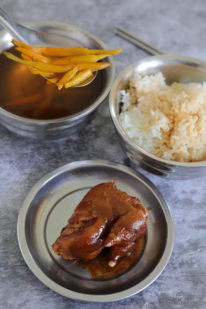 可指定飯菜分開放的「豬腳飯」（75元／碗），搭配「金針湯」（10元／碗）清香去膩。