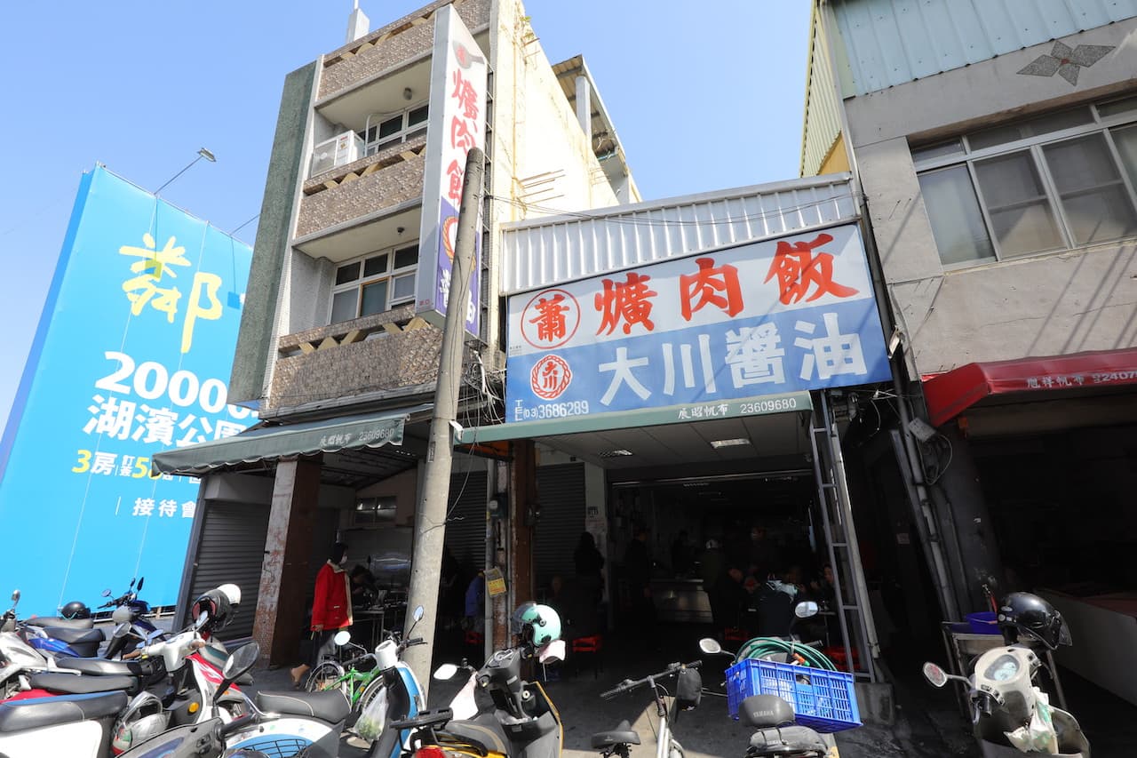 路旁鐵皮屋裡的「蕭爌肉飯」受到老台中人喜愛。