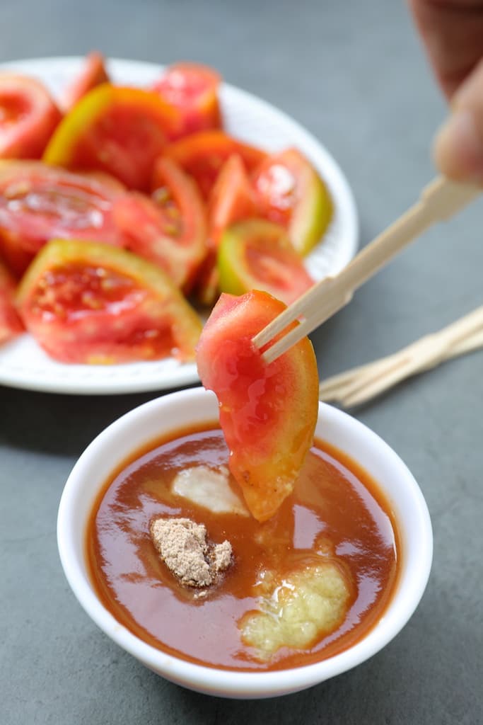 「番茄」蘸油膏，是中南部的特有吃法。（50元／份）