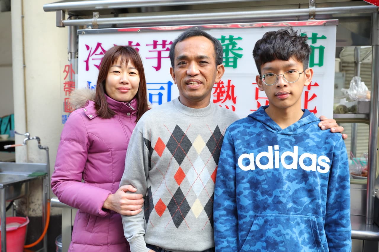小攤的甜蜜，都來自老闆陳健義（中）、老闆娘阮玉孝（左）和兒子陳定營（右）一家人的努力。