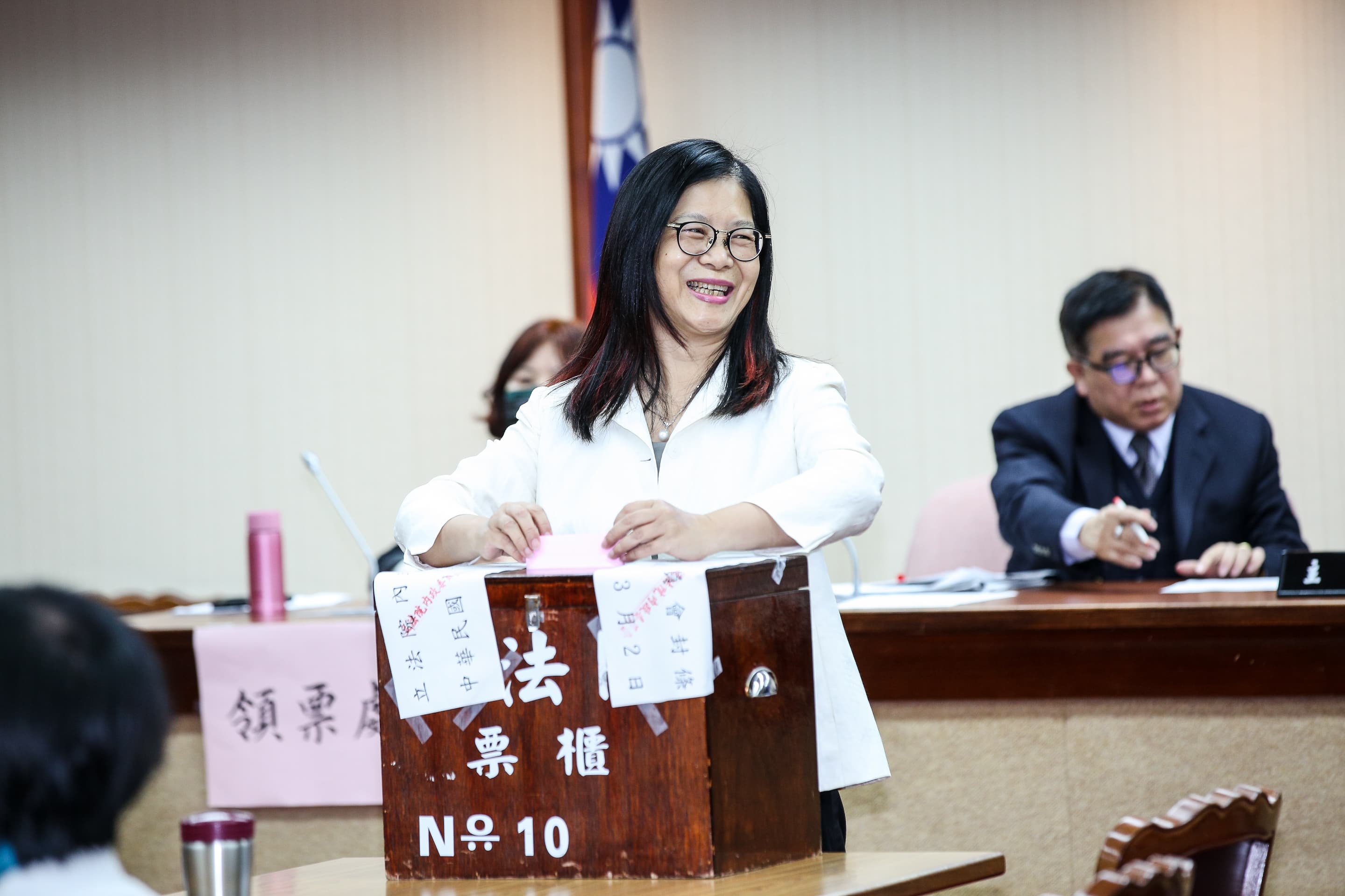 民進黨立委管碧玲抽中內政委員會召委，圖為她投票的畫面。