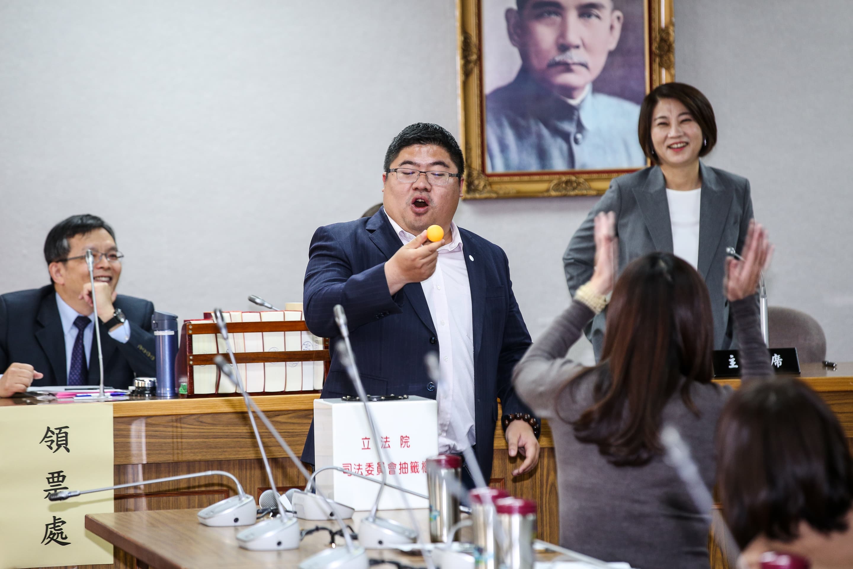 民進黨立委蔡易餘沒有抽中司法委員會召委，抽籤時他的表情逗趣。
