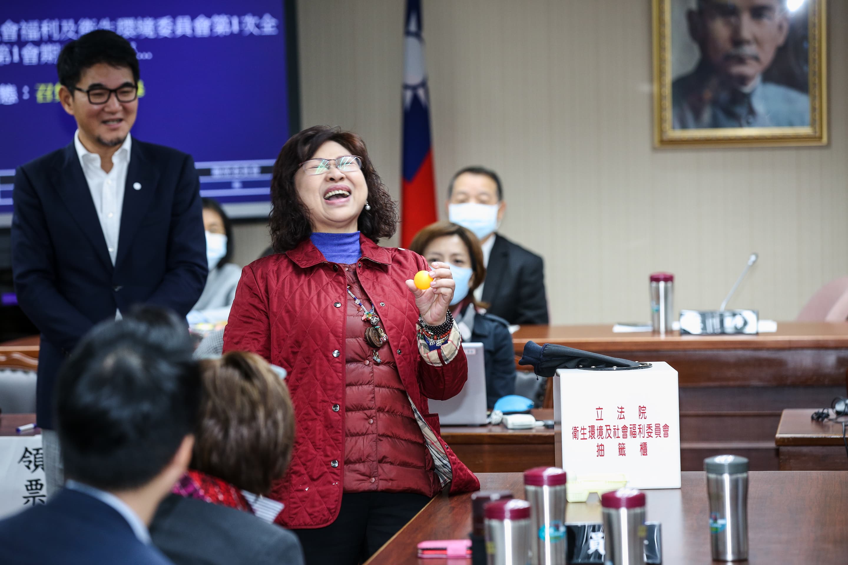 國民黨立委廖婉汝沒抽中衛環委員會召委，當場露出懊惱表情。