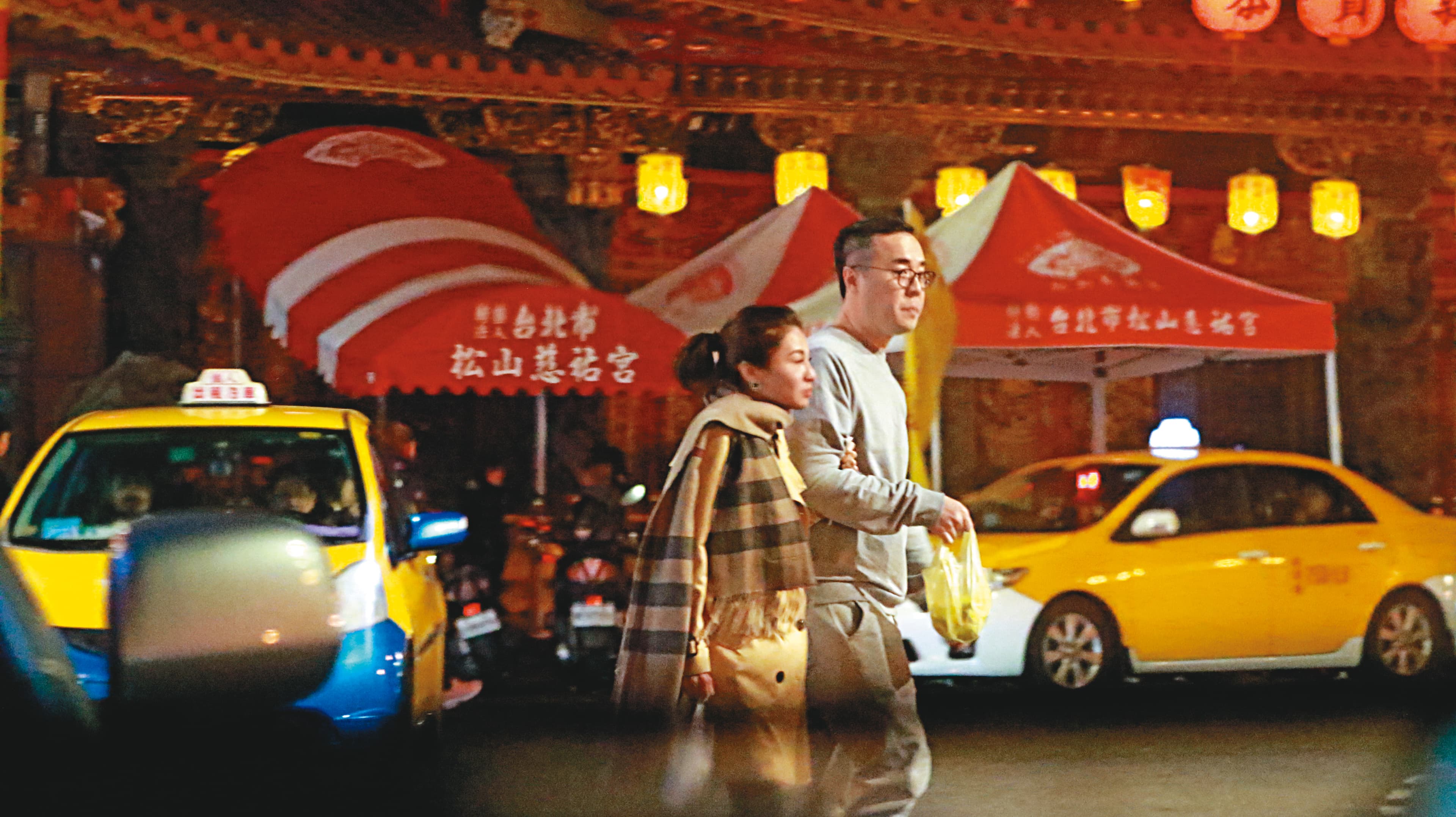 今年1月17日，已經離婚的趙元同（右），更頻繁地和女友林以婕（左）出雙入對。