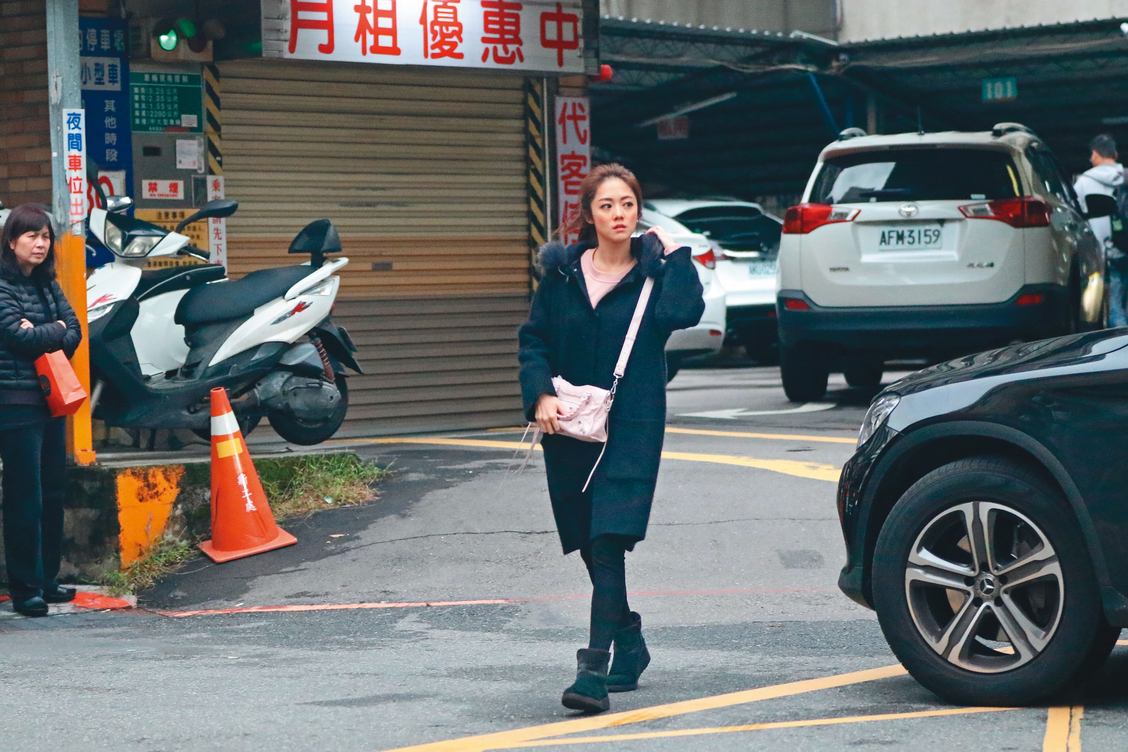 去年12月7日，林千又被直擊開著愛車現身東區。