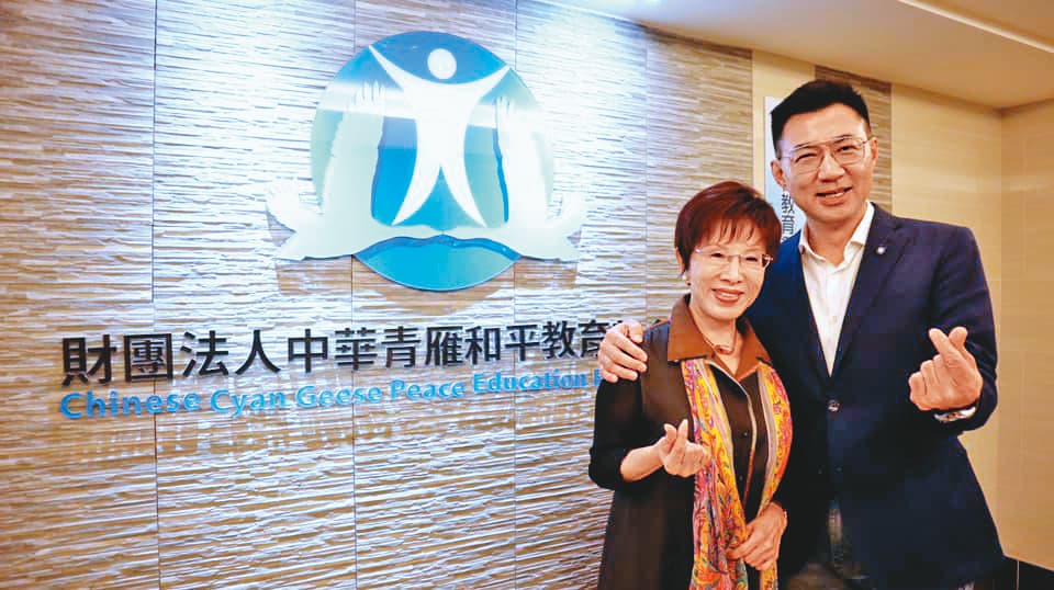 在黃復興系統擁有號召力的洪秀柱，成為郝、江爭取支持對象。圖為江啟臣二月底拜會洪秀柱。（翻攝江啟臣臉書）