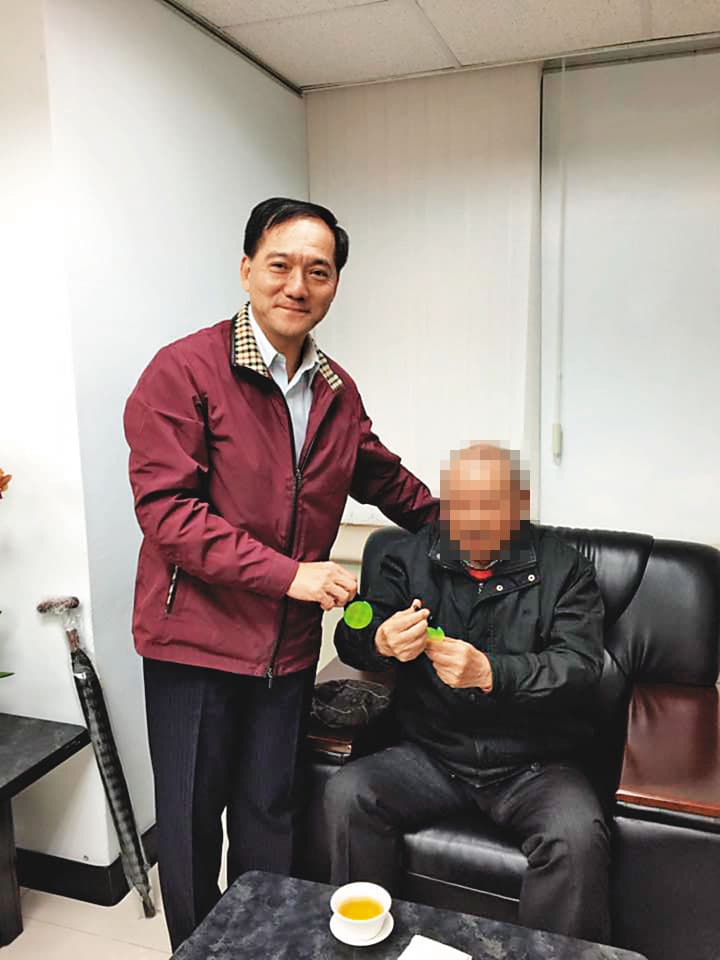 柯文哲曾因山老鼠案，指名撤換時任台北市警局內湖分局長的張夢麟（左），最後發現是烏龍一場。（翻攝葉毓蘭臉書）