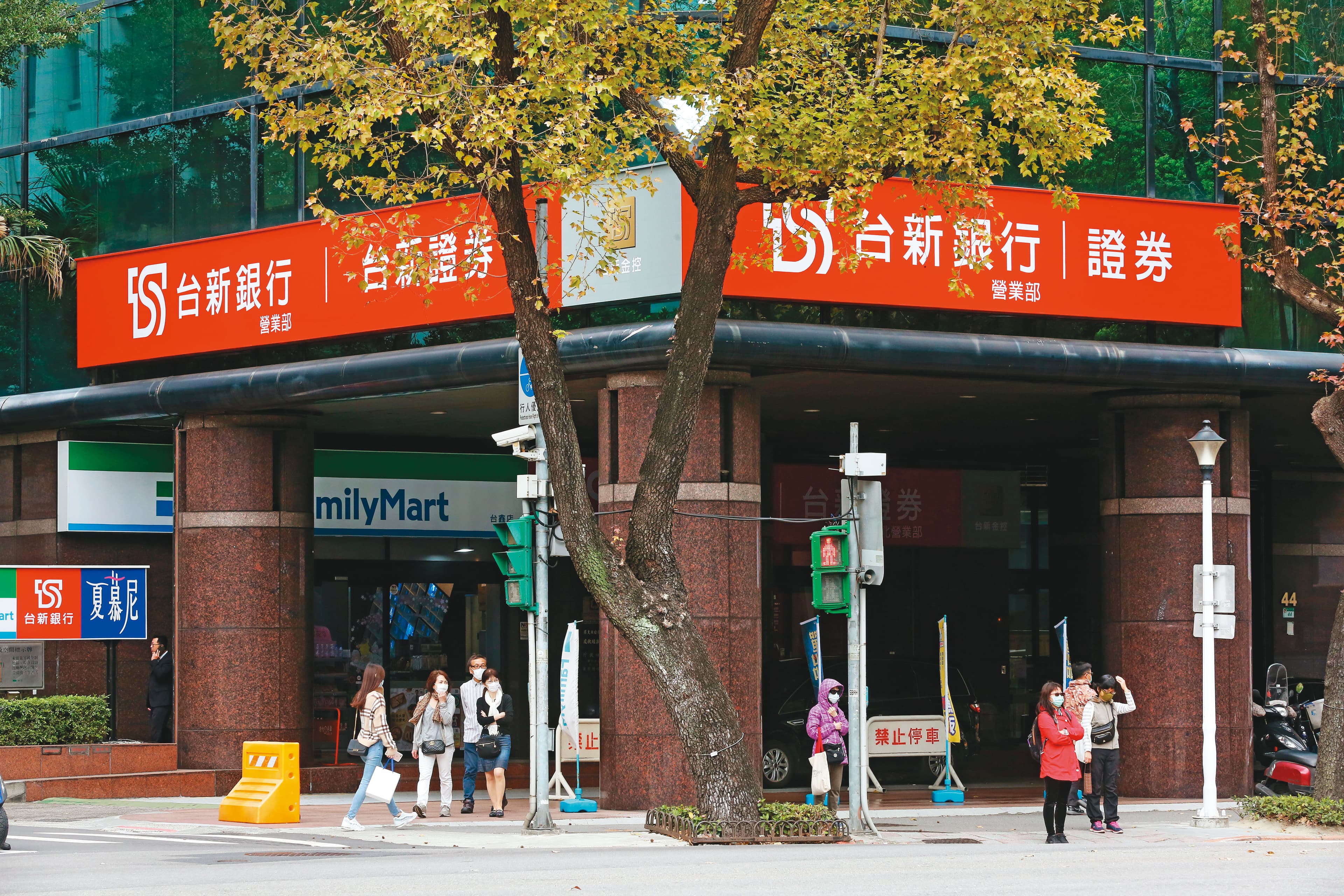 台新銀行以消金見長，去年大賺逾百億元，是台新金的主體。