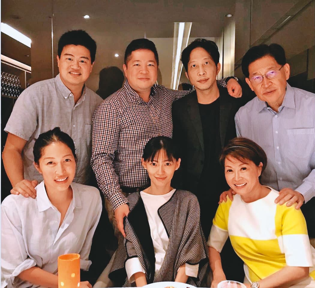 吳東亮和胡定吾兩家是世交，吳昕豪和胡定吾女兒胡亦蓮結連理。（翻攝胡亦嘉 IG）