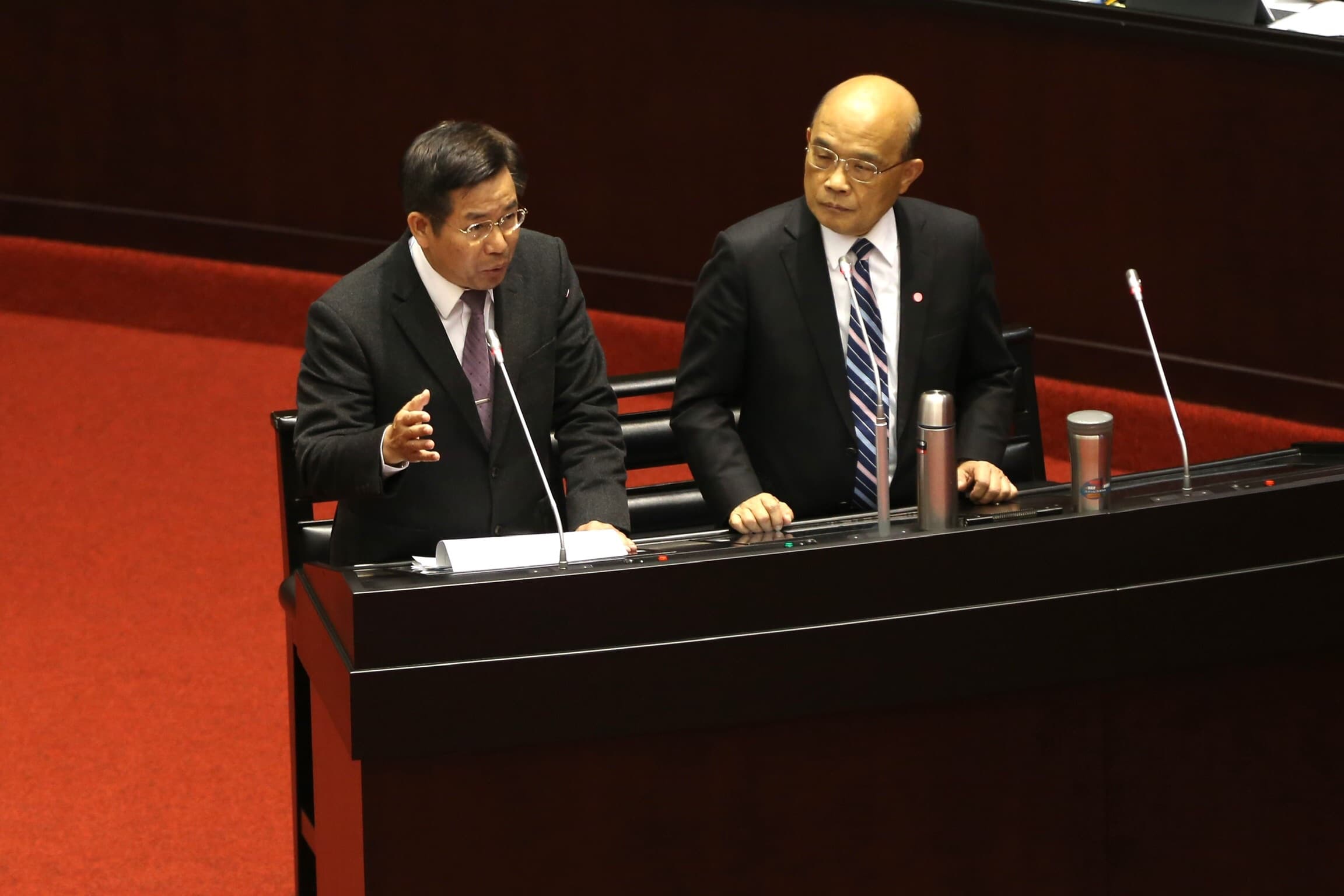行政院長蘇貞昌（右）、教育部長潘文忠（左）備詢。