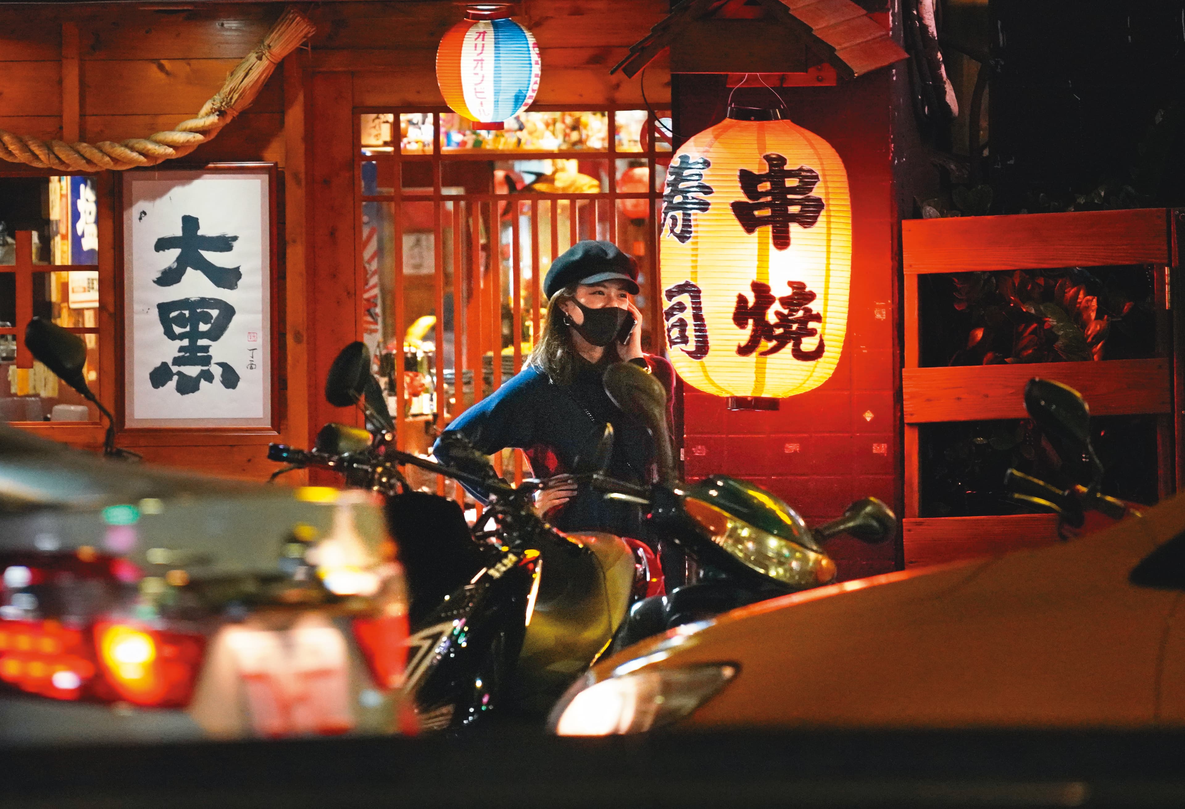 本刊曾經拍到宋芸樺深夜一邊走路、一邊春心蕩漾地講著電話，表情看來相當甜蜜。